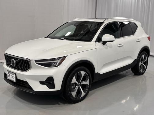 2025 Volvo XC40 B5 Plus Bright Theme