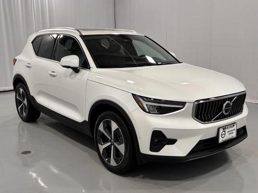 2025 Volvo XC40 B5 Plus Bright Theme