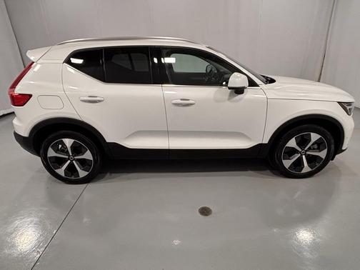 2025 Volvo XC40 B5 Plus Bright Theme