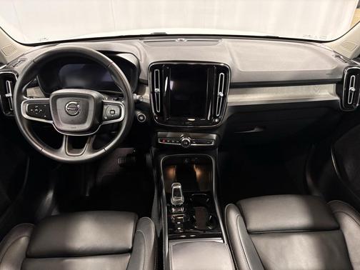 2025 Volvo XC40 B5 Plus Bright Theme