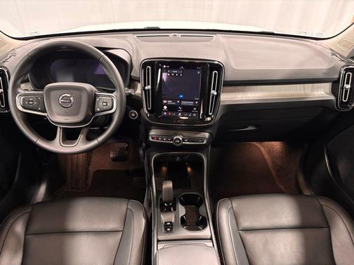 2025 Volvo XC40 B5 Core Bright Theme