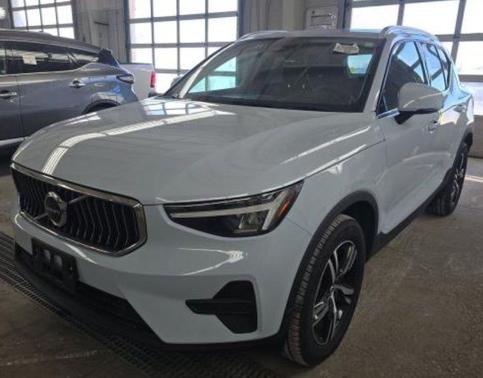 2025 Volvo XC40 B5 Core Bright Theme