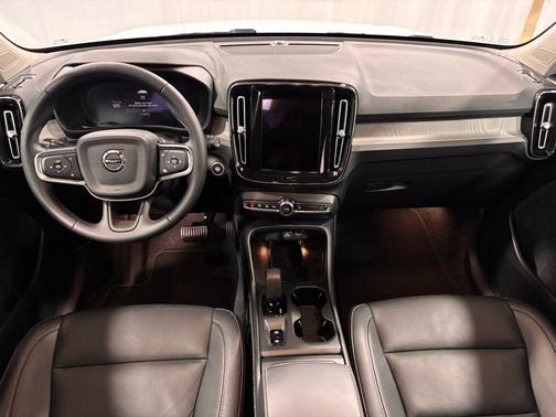 2025 Volvo XC40 B5 Core Bright Theme