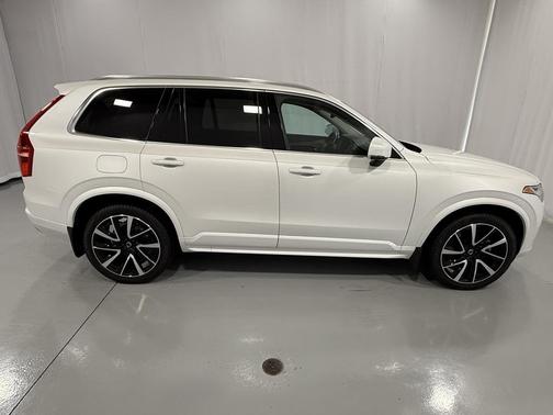 2022 Volvo XC90 T6 Momentum