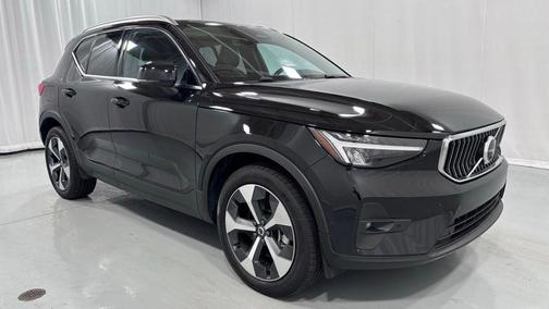 Onyx Black Metallic 2025 Volvo XC40 B5 Plus Bright Theme