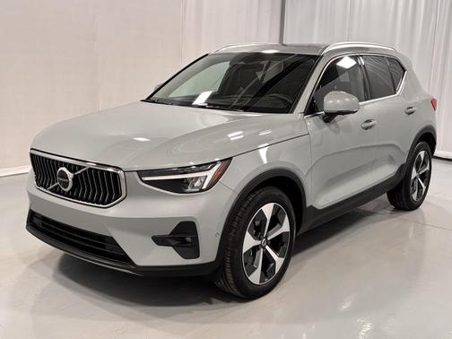2025 Volvo XC40 B5 Plus Bright Theme