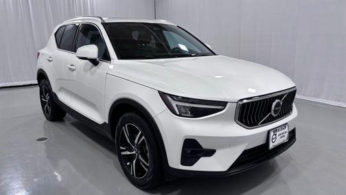 Crystal White Metallic 2023 Volvo XC40 B5 Plus Bright Theme