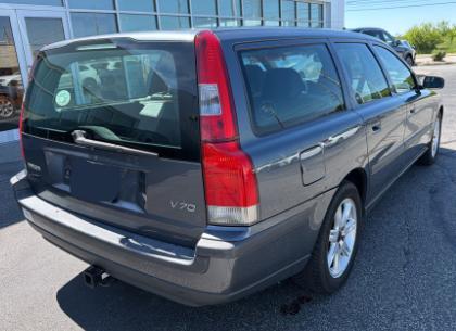 Titanium Gray Metallic 2004 Volvo V70 2.4
