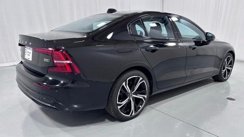 Onyx Black 2025 Volvo S60 B5 Plus