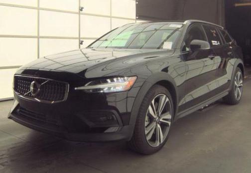 Onyx Black 2025 Volvo V60 Cross Country Plus, B5 AWD Gas (mild hybrid)