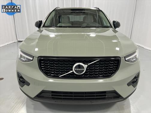 2024 Volvo XC40 B5 Plus Dark Theme