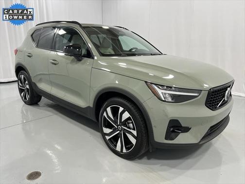 2024 Volvo XC40 B5 Plus Dark Theme
