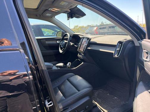 Onyx Black Metallic 2023 Volvo XC40 B5 Plus Dark Theme