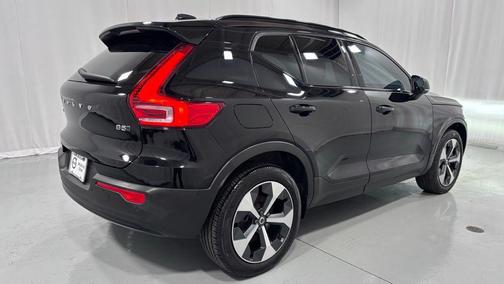 Onyx Black Metallic 2023 Volvo XC40 B5 Plus Dark Theme