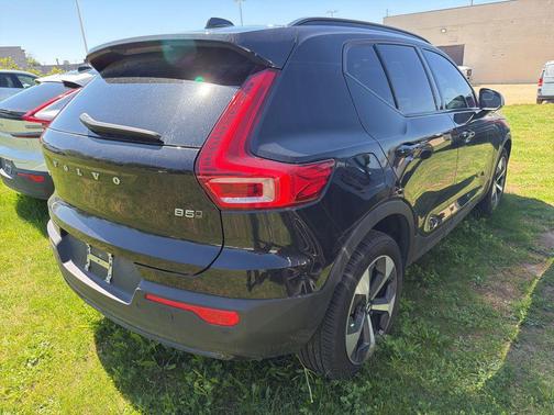 Onyx Black Metallic 2023 Volvo XC40 B5 Plus Dark Theme