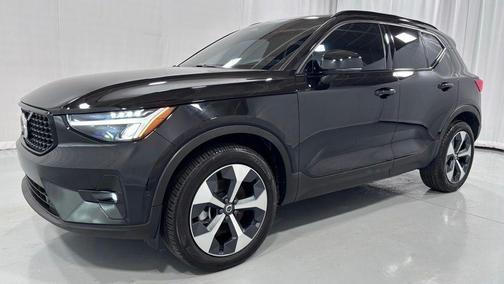 Onyx Black Metallic 2023 Volvo XC40 B5 Plus Dark Theme