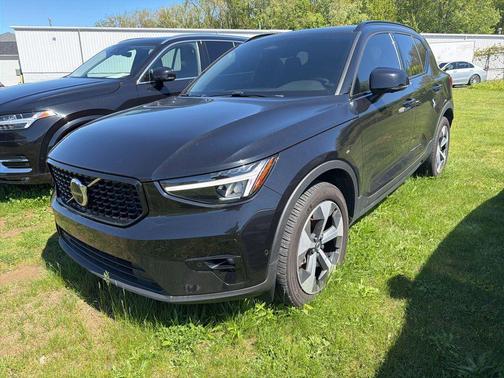 Onyx Black Metallic 2023 Volvo XC40 B5 Plus Dark Theme