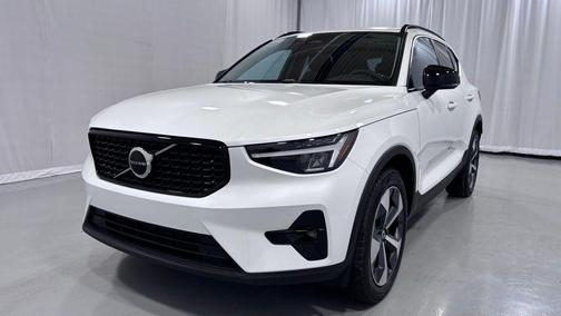 Crystal White Metallic 2023 Volvo XC40 B5 Plus Dark Theme