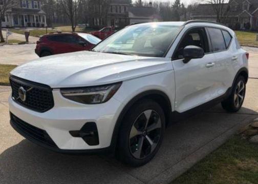 Crystal White Metallic 2023 Volvo XC40 B5 Plus Dark Theme