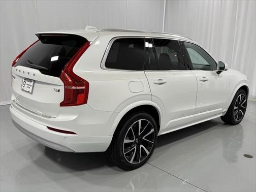 2022 Volvo XC90 T6 Momentum