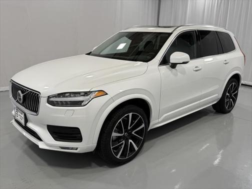 2022 Volvo XC90 T6 Momentum