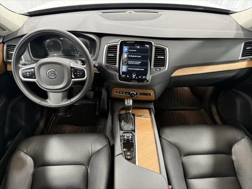2022 Volvo XC90 T6 Momentum