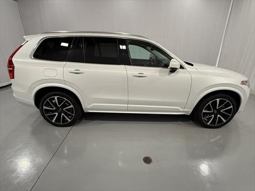 2022 Volvo XC90 T6 Momentum