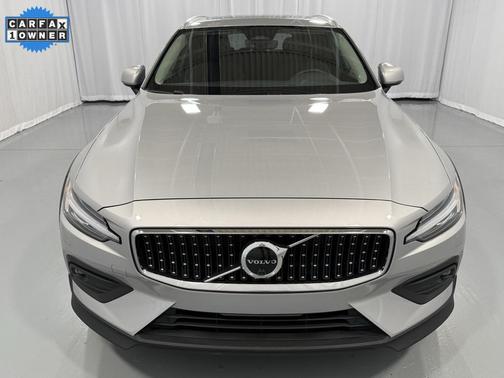 2023 Volvo V60 Cross Country B5 Plus