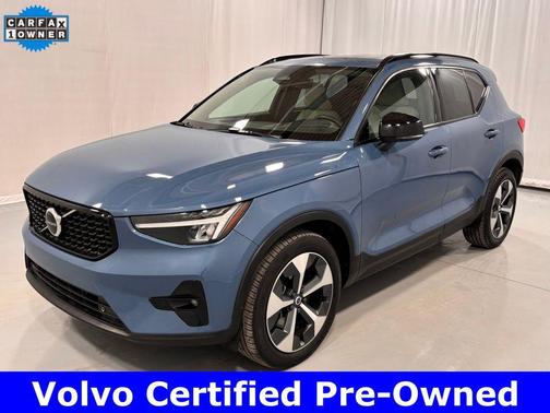 2023 Volvo XC40 B5 Plus Dark Theme