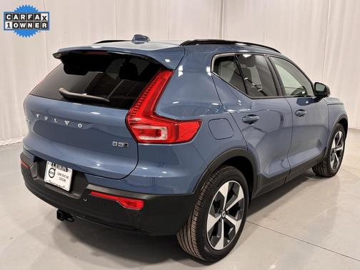 2023 Volvo XC40 B5 Plus Dark Theme