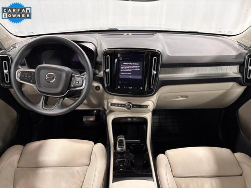 2023 Volvo XC40 B5 Plus Dark Theme