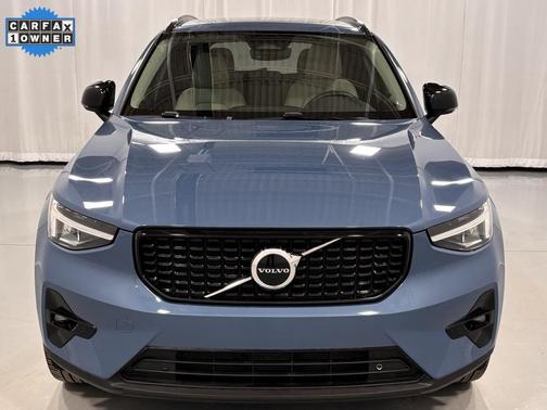 2023 Volvo XC40 B5 Plus Dark Theme