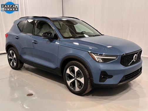 2023 Volvo XC40 B5 Plus Dark Theme
