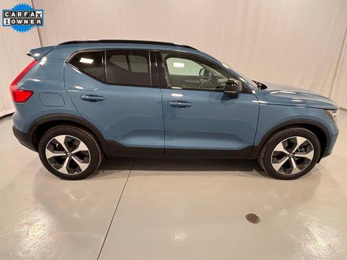2023 Volvo XC40 B5 Plus Dark Theme