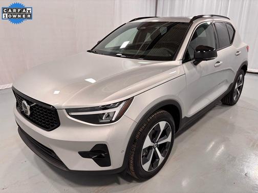 2025 Volvo XC40 B5 Plus Dark Theme