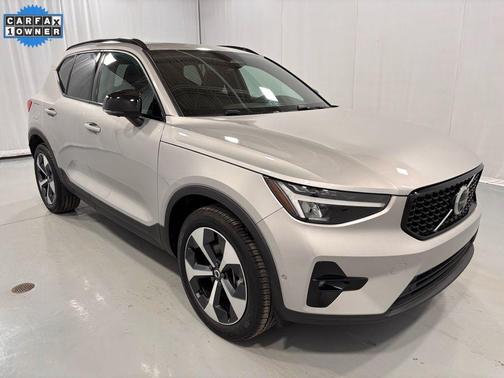2025 Volvo XC40 B5 Plus Dark Theme