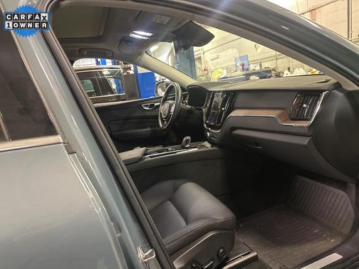 2022 Volvo XC60 B5 Momentum