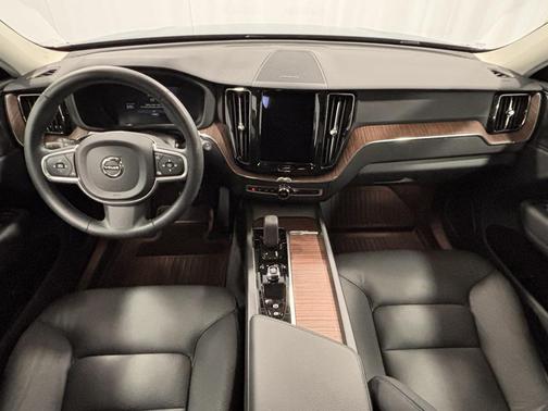 2022 Volvo XC60 B5 Momentum