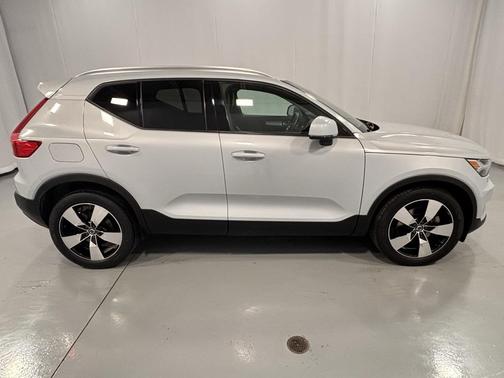 2020 Volvo XC40 T5 Momentum