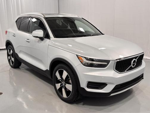 2020 Volvo XC40 T5 Momentum
