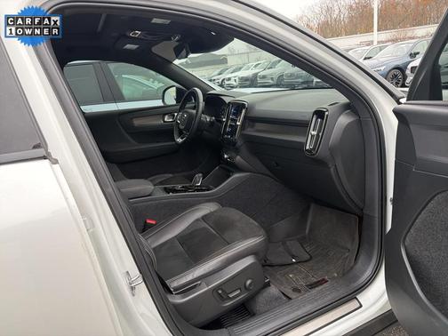 2022 Volvo XC40 T5 R-Design