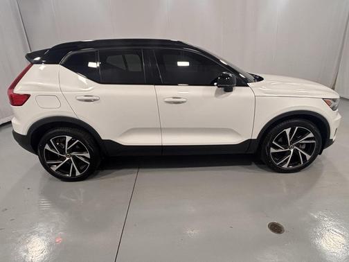 2022 Volvo XC40 T5 R-Design