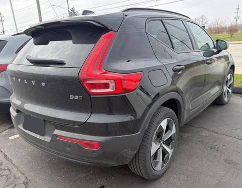 Onyx Black Metallic 2023 Volvo XC40 B5 Plus Dark Theme