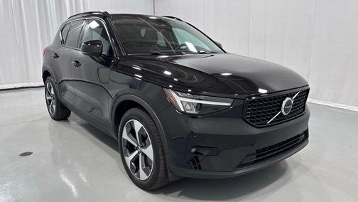 Onyx Black Metallic 2023 Volvo XC40 B5 Plus Dark Theme