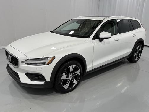 2023 Volvo V60 Cross Country B5 Plus