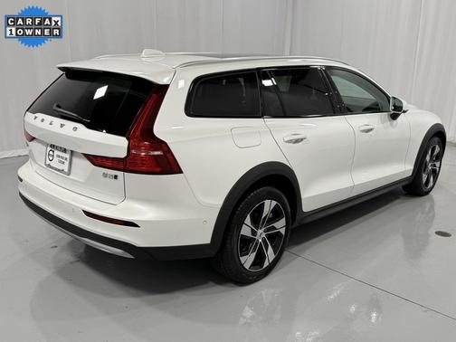 2023 Volvo V60 Cross Country B5 Plus