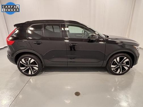 2025 Volvo XC40 B5 Plus Dark Theme