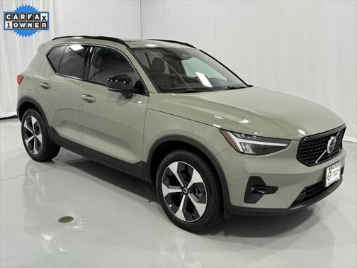 2024 Volvo XC40 B5 Plus Dark Theme