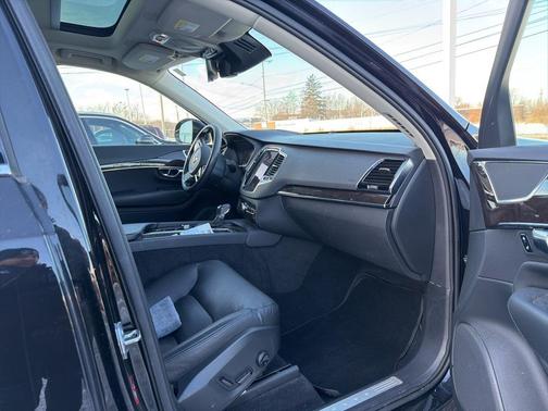 2016 Volvo XC90 T6 Momentum