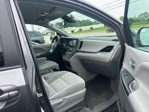 2018 Toyota Sienna LE